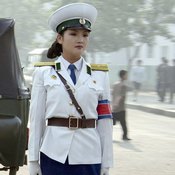 كشف النقاب عن جوانب حقيقية من حياة شرطيات المرور وعملهن في كوريا الديمقراطية