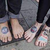 الأقدام الحافية .. مواطنو تورونتو يشاركون في مهرجان 'يوم بدون حذاء' (خاص)