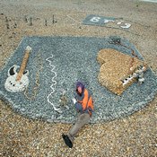 فنان يتجول في أنحاء بريطانيا لإبداع أعمال فنية بأحجار الشواطئ 