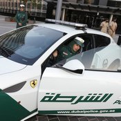 شرطة دبي تضم سيارة فاخرة لأسطولها لضبط القيادة السريعة 