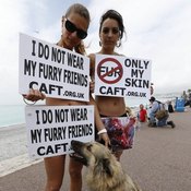 نشطاء حماية البيئة يحتجون على صناعة منتجات من جلود وفراء الحيوانات بفرنسا (خاص)