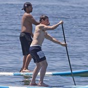 نجم هوليوود توم كروز يظهر مع ابنه بالتبنى على شواطئ ماليبو (خاص)