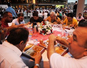 اسطنبول توزع إفطاراً مجانياً للصائمين في اليوم الأول من شهر رمضان (خاص)