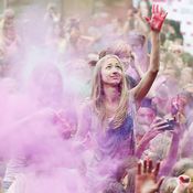شباب روس يحتفلون بمهرجان الألوان الروسي 