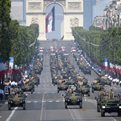 فرنسا تقيم عرضاً عسكرياً احتفالاً بعيدها الوطني 