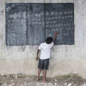 أطفال الفقراء في الهند يتلقون تعليمهم تحت الجسور 