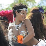 ريهانا تتألق خلال مهرجان كادومينت التقليدي بمسقط رأسها في باربادوس (خاص)