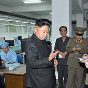 كيم جونغ أون يجرّب هاتفاً محمولاً ذكياً صُنع في كوريا الديمقراطية 
