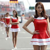 مشجعات حسناوات يخطفن الأضواء في سباق كوريا الجنوبية للفورمولا واحد 