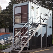 جمعية بريطانية تبني شققاً سكنية من حاويات لحل أزمة السكن