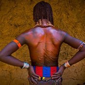 ندوب الجمال والقوة .. طقوس أفريقية تتبعها نساء قبيلة الحمر 