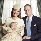 العائلة الملكية البريطانية تصدر صورا رسمية بعد تعميد الأمير جورج (خاص)