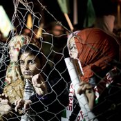 بالصور: ذوو المعتقلين الفلسطينيين يترقبون وصولهم 