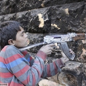 صبي سوري يكمل مسيرة والده في خوض المعارك