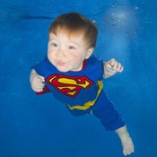 بالصور: أطفال تحت الماء 