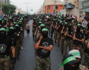 حماس تنظم عروضا عسكرية بغزة في الذكرى الأولى لعملية 'عمود السماء'