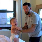 فيديو تصارع أب مع ابنه يثير جدلا ًعلى الإنترنت 