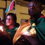 مواطنو جنوب افريقيا يودعون مانديلا برقصات وأغان حزينة 