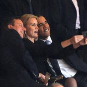 صورة لباراك أوباما في حفل تأبين مانديلا تثير جدلاً كبيراً 