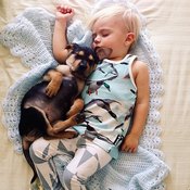 صور نوم طفل مع كلب تنتشر على شبكة الإنترنت 