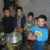 لاجئون سوريون يستعدون لمواجهة فصل الشتاء في لبنان 