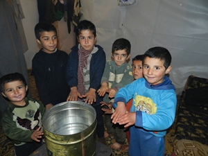 لاجئون سوريون يستعدون لمواجهة فصل الشتاء في لبنان