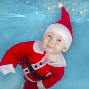 رضع تحت الماء في أزياء بابا نويل 