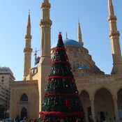 لبنان تستقبل عيد الميلاد بالزينة والألوان 