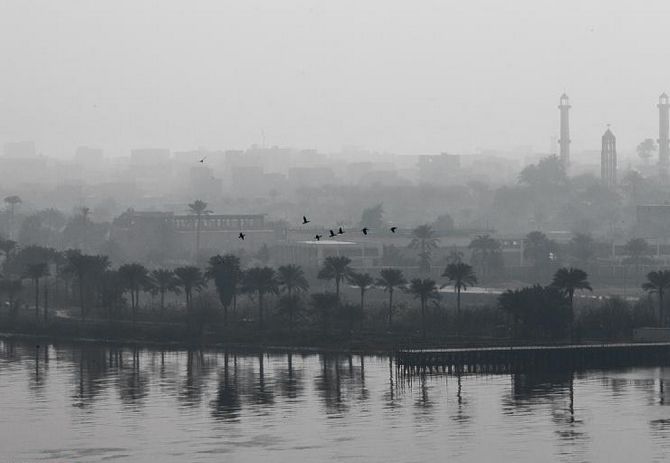 مناظر خلابة لنهر النيل وسط ضباب الصباح 
