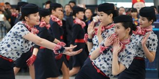 مضيفات يؤدين رقصاً في 'فلاش موب' بمطار صيني (خاص)