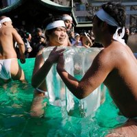 يابانيون يمارسون الغطس عراة طلباً لحظ سعيد (خاص)