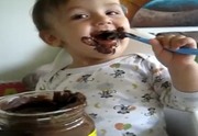 لقطات طريفة ومضحكة لأطفال يأكلون الشوكولاتة (خاص)