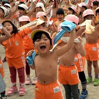 أطفال يابانيون يؤدون تمارين بدنية شبه عُراة في الهواء الطلق (خاص)