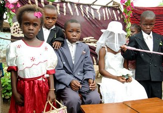 أفريقية زُوجت في الـ10 من عمرها تدعو إلى حظر زواج الأطفال 