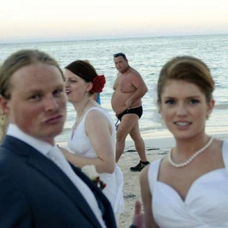 أشخاص في خلفيات صور زفاف يجذبون الأنظار 