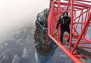 مصوران روسيان يتسلقان قمة أعلى بناء في شانغهاي