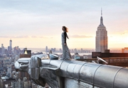 مصورة بريطانية تلتقط صوراً على قمم مبانٍ شهيرة في العالم 