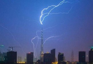 لحظة ضرب برق لبرج خليفة أطول مبنى في العالم 