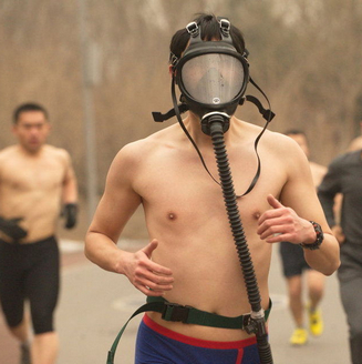 انطلاق مسابقة ركض طويل المسافة شبه عاريين في بكين وسط ضباب دخاني كثيف 