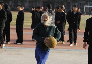 مسن صيني يلعب كرة السلة بتفوق على الشباب 