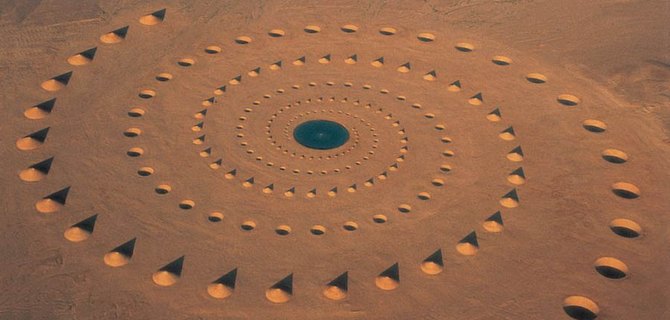 عمل فني بصحراء مصر يثير تكهنات 