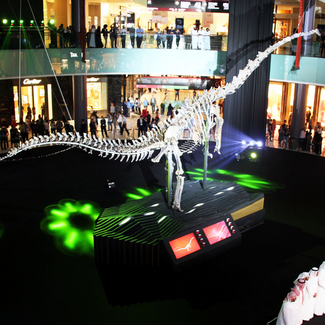 أُحْفُوْرَةُ ديناصور تدخل دبي مول