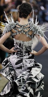 تصميمات غريبة تجذب الأنظار خلال أسبوع أزياء هوت كوتور في باريس (خاص)