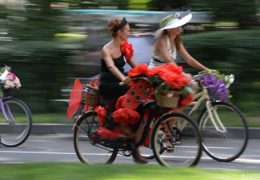 موكب دراجات هوائية نسائي في موسكو