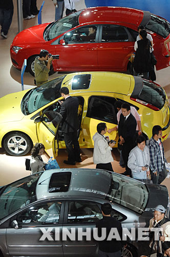 10月9日，参观者在南京国际汽车展览会参观。当日，2007年南京国际汽车展览会在南京国际展览中心开幕。国内外70多个品牌的300余辆汽车参加本次展会，总展览面积超过6万平方米。 新华社记者 韩瑜庆 摄 