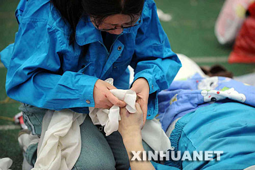 Le 14 mai : Zhang Guanrong en pleurs devant le corps inerte de son époux