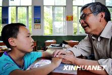 Le 20 mai, dans l’école primaire de Wanshouqiao dans la ville de Yichang de la province du Hubei, Qi Daofang, psychologue de l'Université des Trois Gorges, enseigne la psychologie à Yu Junfeng