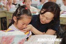 Le 22 mai, une institutrice de l'école primaire de Zaochunyuan de la province du Shandong donne un cours de psychologie à Liu Bingqing, écolier de la région de Mianyan 