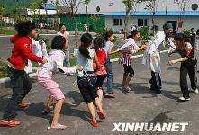 Le 21 mai, le personnel de l'équipe médicale de la province du Liaoning joue avec les enfants