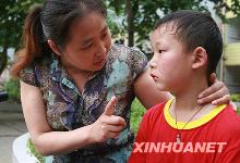 Le 21 mai, l'institutrice de l'école primaire N01 de la ville de Fuquan donne un cours de psychologie à Zhu Shuaiming de Mianzhu, région sinistrée par le séisme 